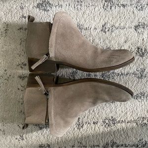 Tom’s booties Womens size 7 taupe suede